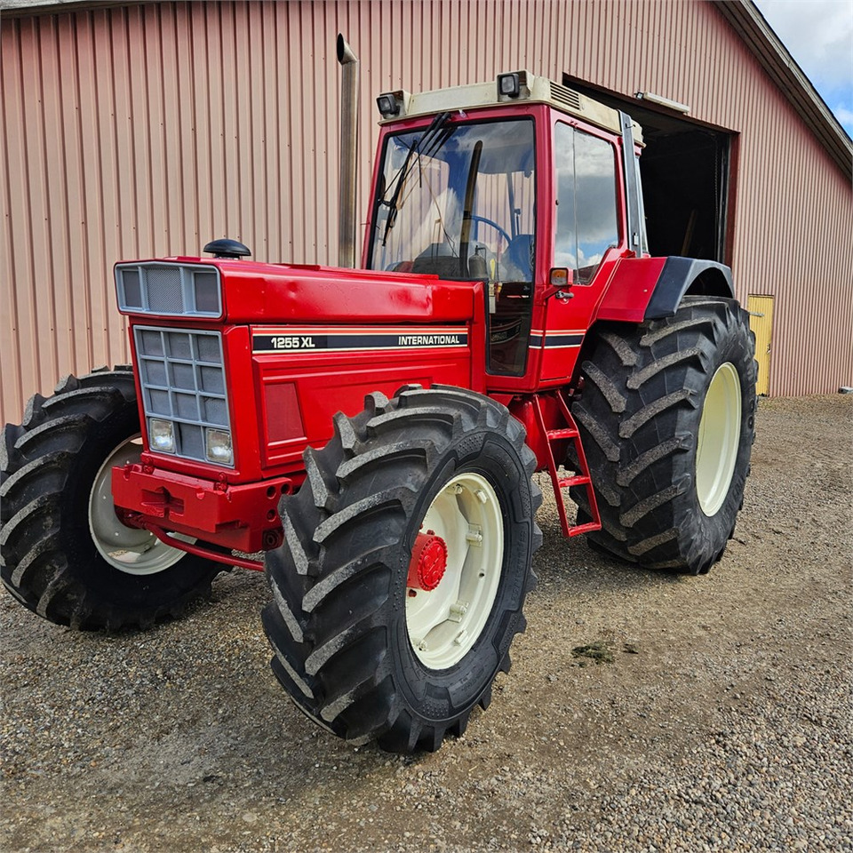 CASE IH 1255 XL - Traktor: slika 2 CASE IH 1255 XL - Traktor: slika 2