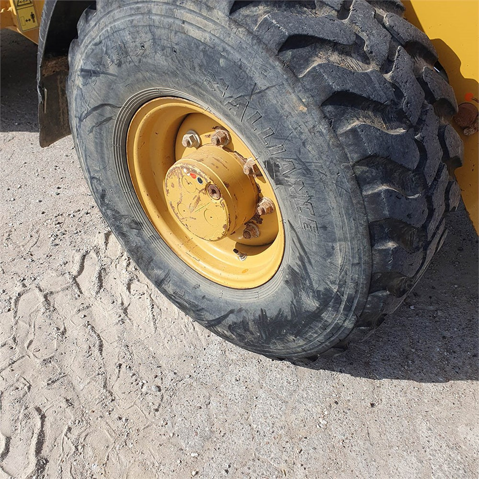 Utovarivač točkaš Caterpillar 906 H2: slika 28