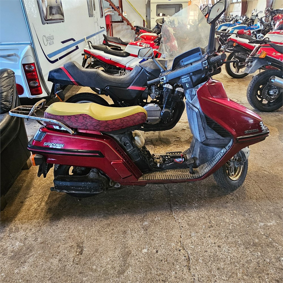 Honda 250 Spacy - Motocikl: slika 2 Honda 250 Spacy - Motocikl: slika 2