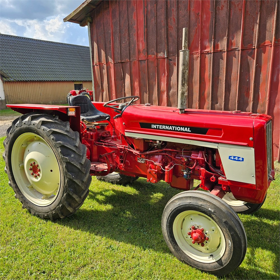 IH 444 - Traktor: slika 1 IH 444 - Traktor: slika 1