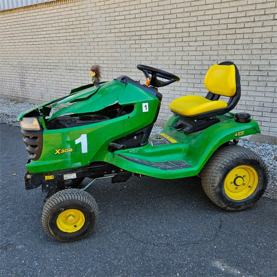 John Deere X304 - Baštenska kosačica: slika 1 John Deere X304 - Baštenska kosačica: slika 1