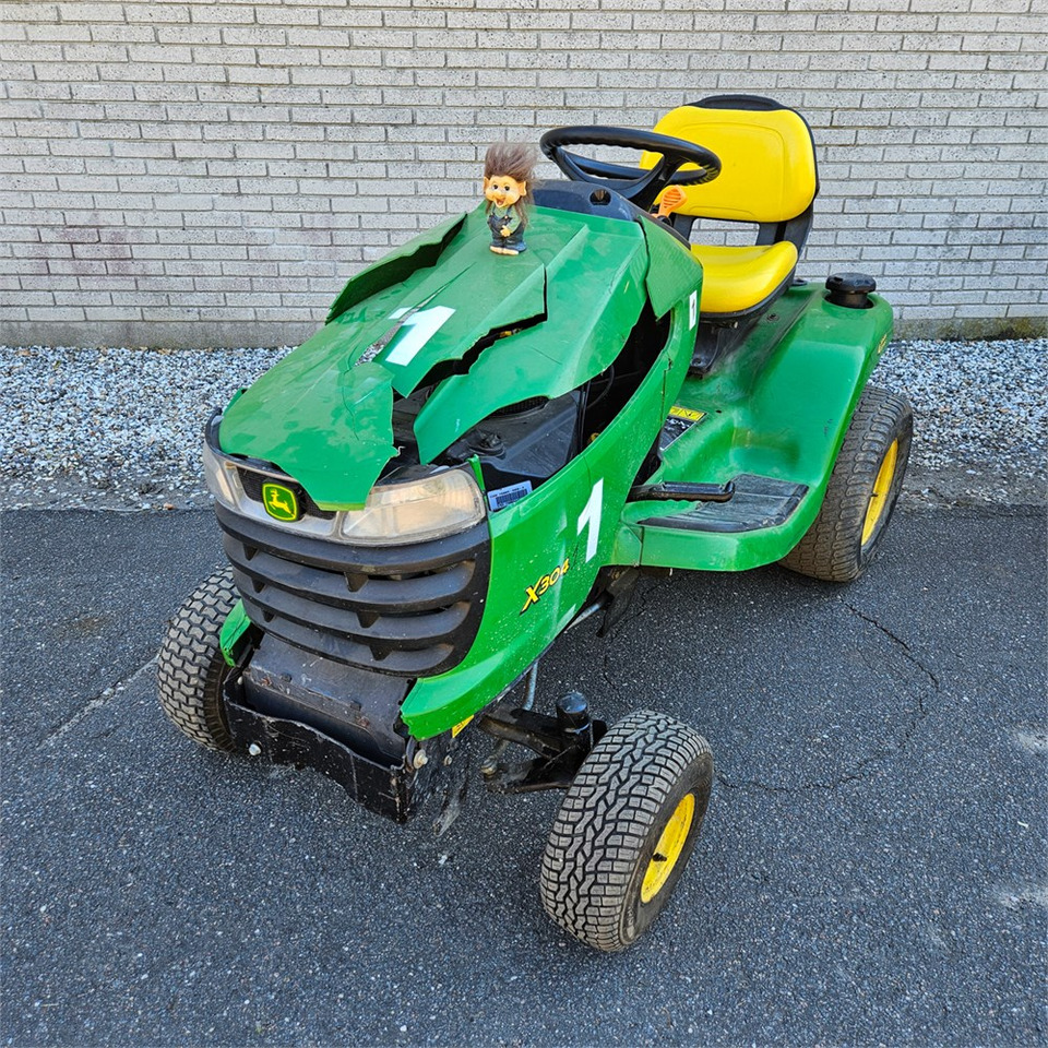 John Deere X304 - Baštenska kosačica: slika 2 John Deere X304 - Baštenska kosačica: slika 2