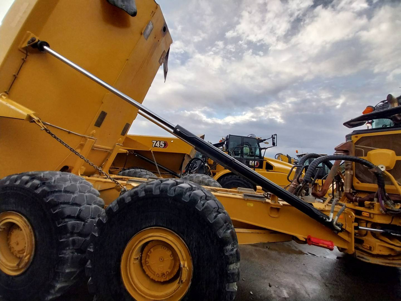 Zglobni kiper CAT 745: slika 15