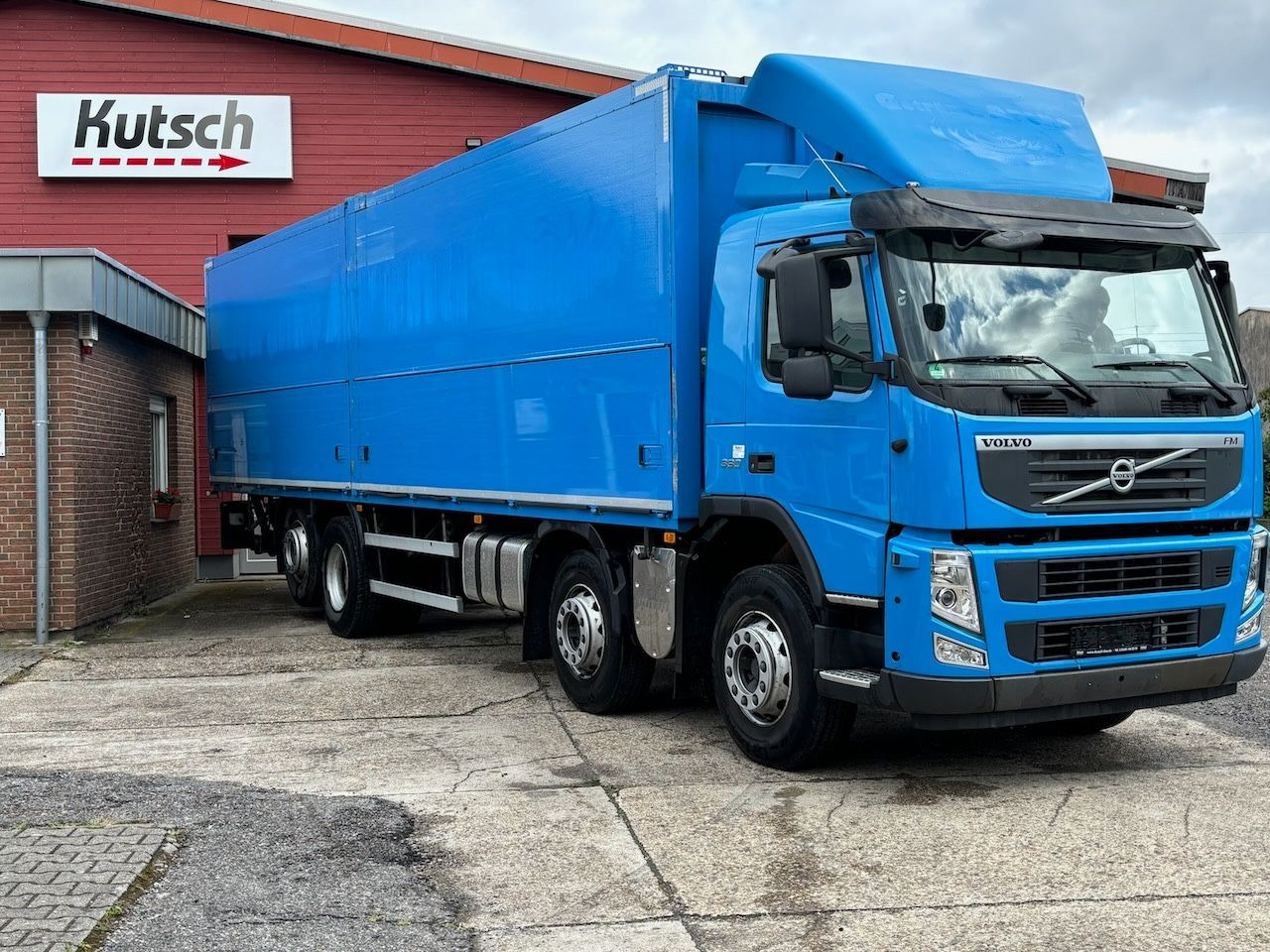 Volvo FM 330 Koffer10m/Lbw. 4achser - Kamion sa zatvorenim sandukom: slika 1 Volvo FM 330 Koffer10m/Lbw. 4achser - Kamion sa zatvorenim sandukom: slika 1