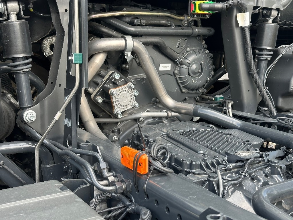 Novu Kamion sa golom šasijom i zatvorenom kabinom Iveco S-Way AS26S50 NP 2xLNG 6x2*4: slika 9