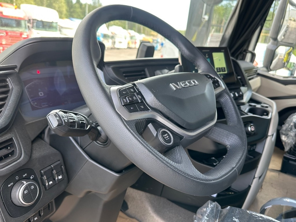 Novu Kamion sa golom šasijom i zatvorenom kabinom Iveco S-Way AS26S50 NP 2xLNG 6x2*4: slika 12