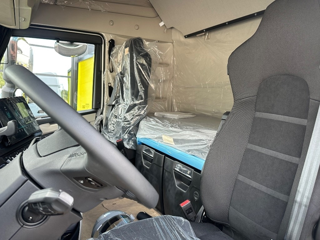 Novu Kamion sa golom šasijom i zatvorenom kabinom Iveco S-Way AS26S50 NP 2xLNG 6x2*4: slika 11