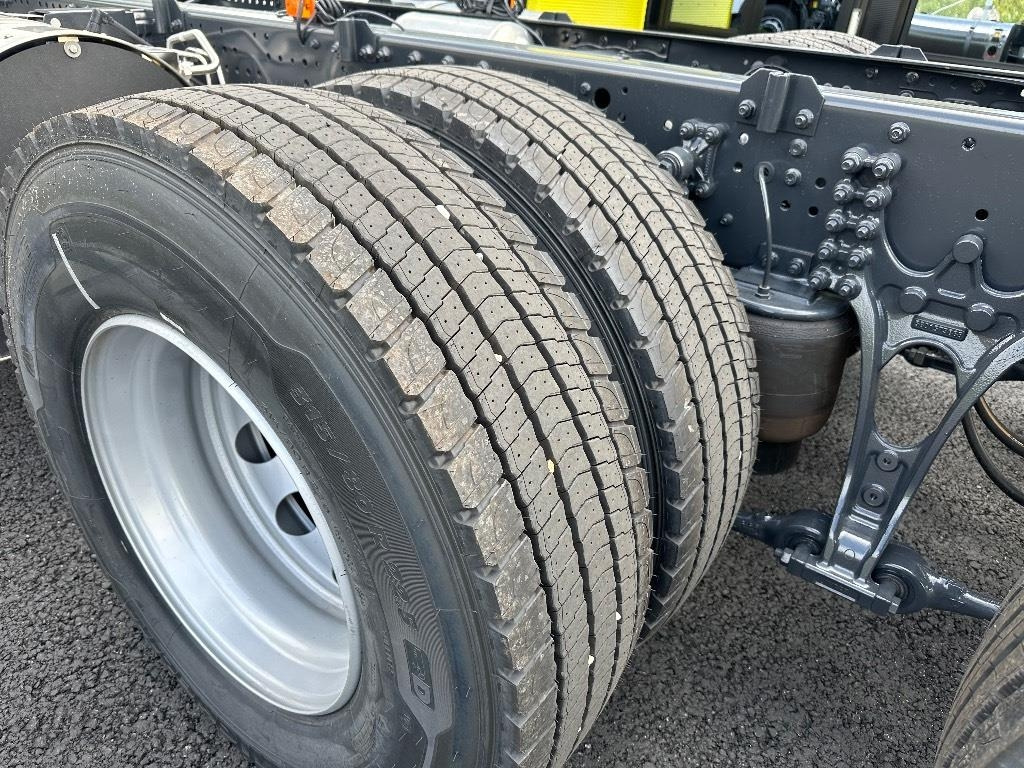 Novu Kamion sa golom šasijom i zatvorenom kabinom Iveco S-Way AS26S50 NP 2xLNG 6x2*4: slika 6