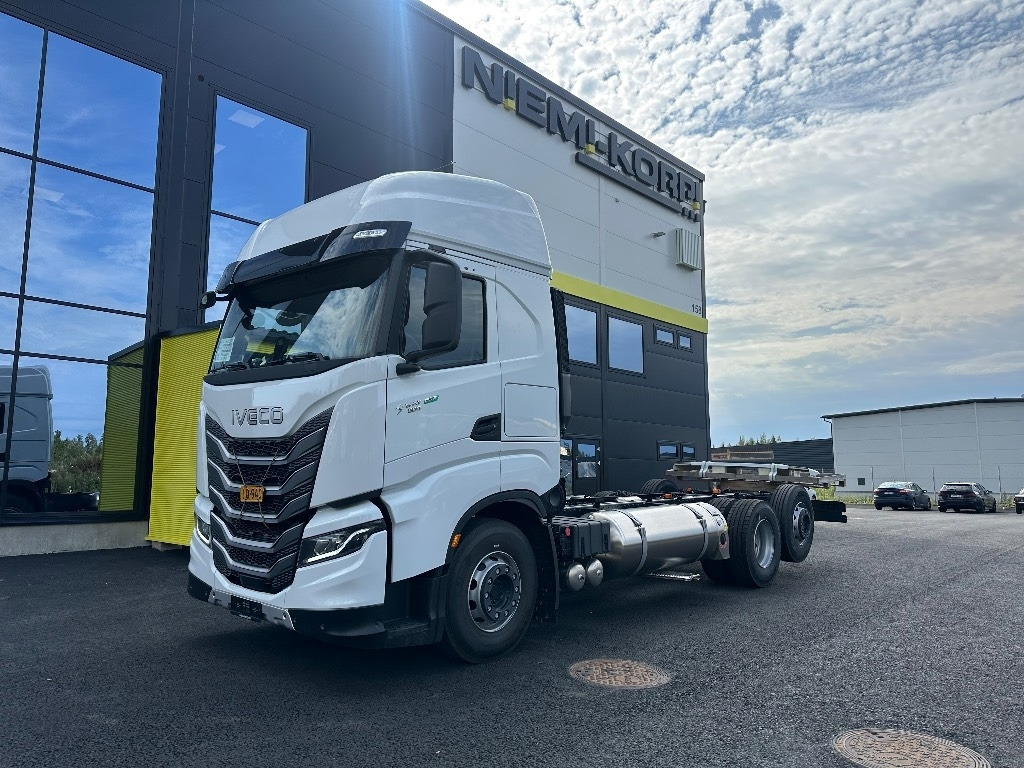 Iveco S-Way AS26S50 NP 2xLNG 6x2*4 - Kamion sa golom šasijom i zatvorenom kabinom: slika 1 Iveco S-Way AS26S50 NP 2xLNG 6x2*4 - Kamion sa golom šasijom i zatvorenom kabinom: slika 1