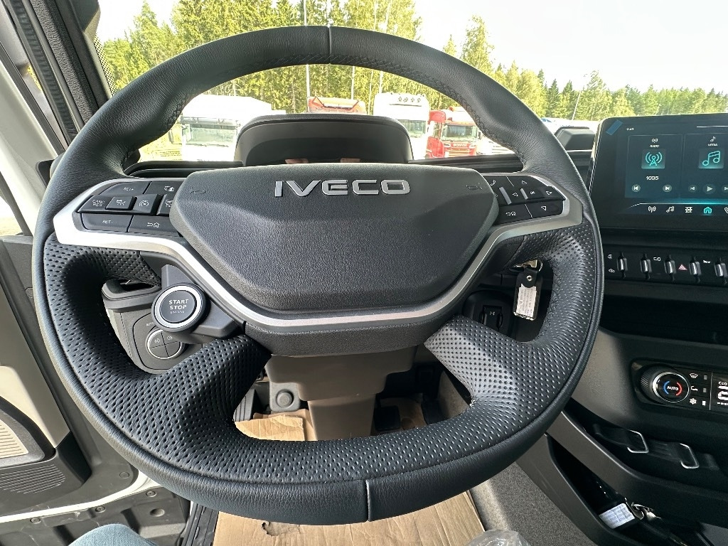 Novu Kamion sa golom šasijom i zatvorenom kabinom Iveco S-Way AS26S50 NP 2xLNG 6x2*4: slika 17