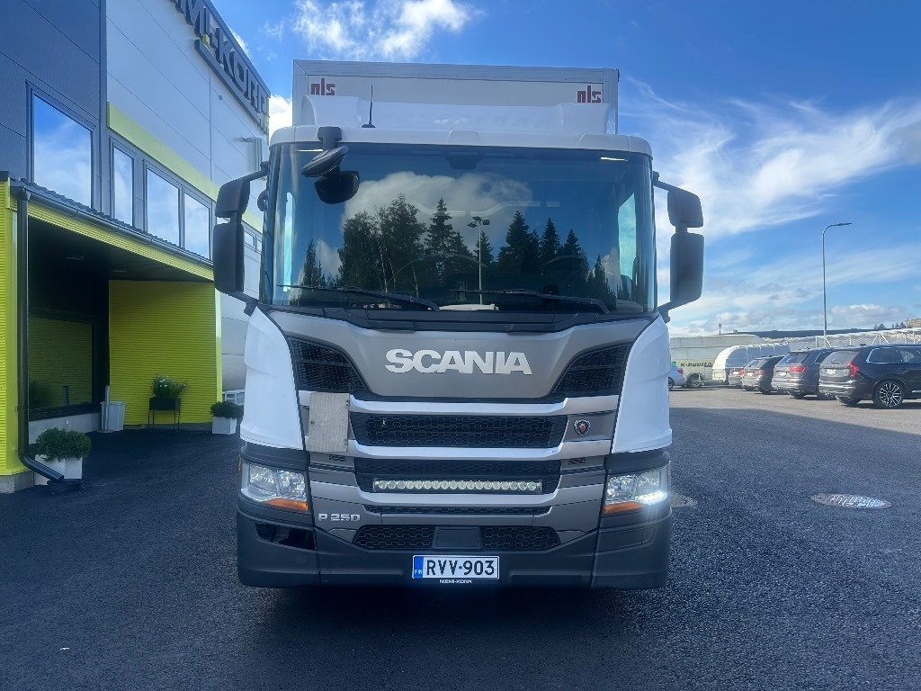 Scania P250 - Kamion sa zatvorenim sandukom: slika 2 Scania P250 - Kamion sa zatvorenim sandukom: slika 2