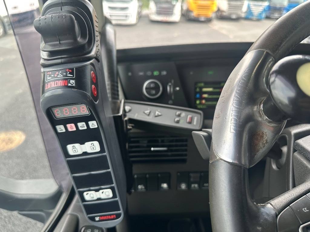 Kamion sa hidrauličnom kukom Volvo FH13 540 6x2 Manuaali: slika 17