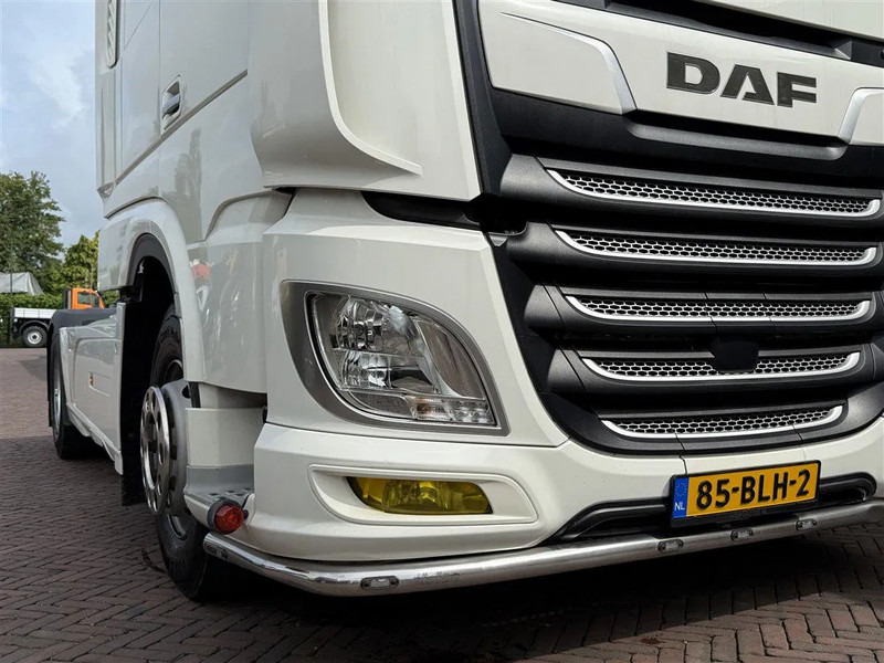 DAF XF 450 Showtruck 1st Owner Only 495.000KM! 2x Bed - Tegljač: slika 4 DAF XF 450 Showtruck 1st Owner Only 495.000KM! 2x Bed - Tegljač: slika 4