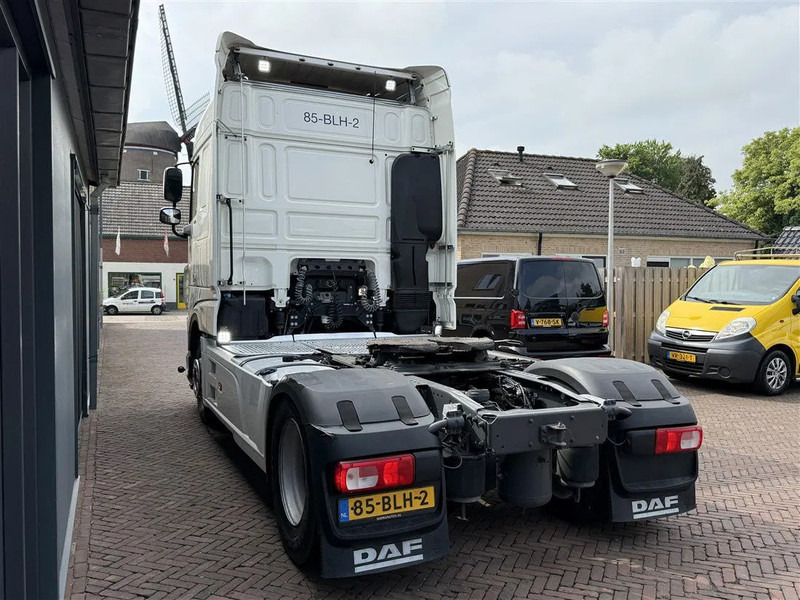 DAF XF 450 Showtruck 1st Owner Only 495.000KM! 2x Bed - Tegljač: slika 3 DAF XF 450 Showtruck 1st Owner Only 495.000KM! 2x Bed - Tegljač: slika 3