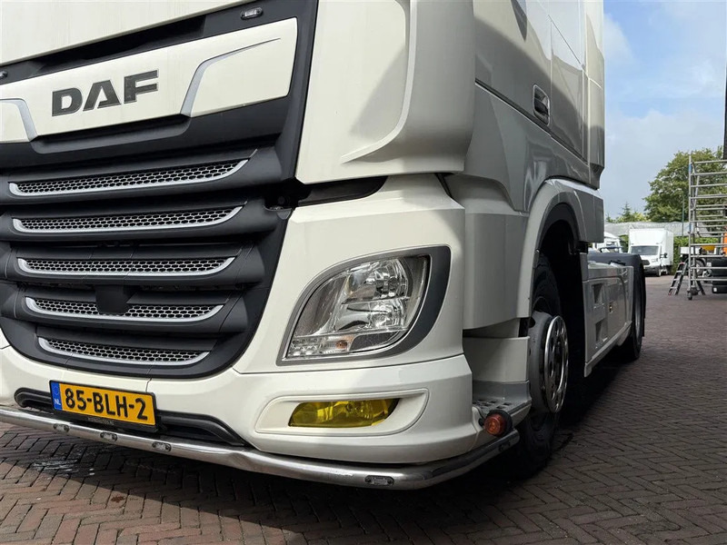 DAF XF 450 Showtruck 1st Owner Only 495.000KM! 2x Bed - Tegljač: slika 5 DAF XF 450 Showtruck 1st Owner Only 495.000KM! 2x Bed - Tegljač: slika 5