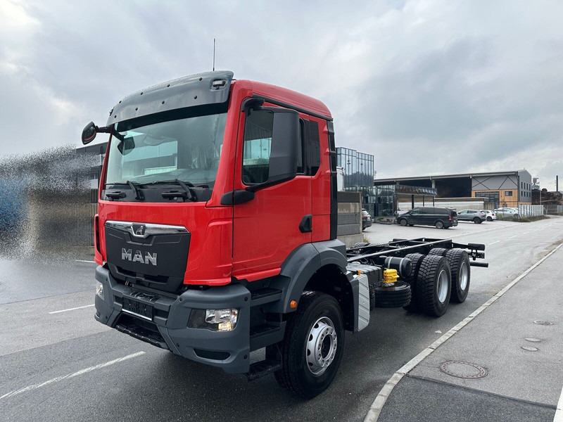 MAN TGS 33.400 6X4 BB CH - Kamion sa golom šasijom i zatvorenom kabinom: slika 2 MAN TGS 33.400 6X4 BB CH - Kamion sa golom šasijom i zatvorenom kabinom: slika 2