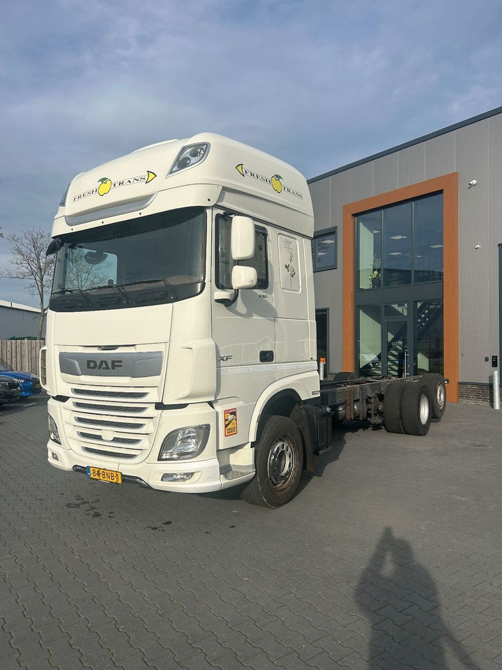DAF XF 530 XF530 Super Space Cab FAR - Kamion sa golom šasijom i zatvorenom kabinom: slika 1 DAF XF 530 XF530 Super Space Cab FAR - Kamion sa golom šasijom i zatvorenom kabinom: slika 1