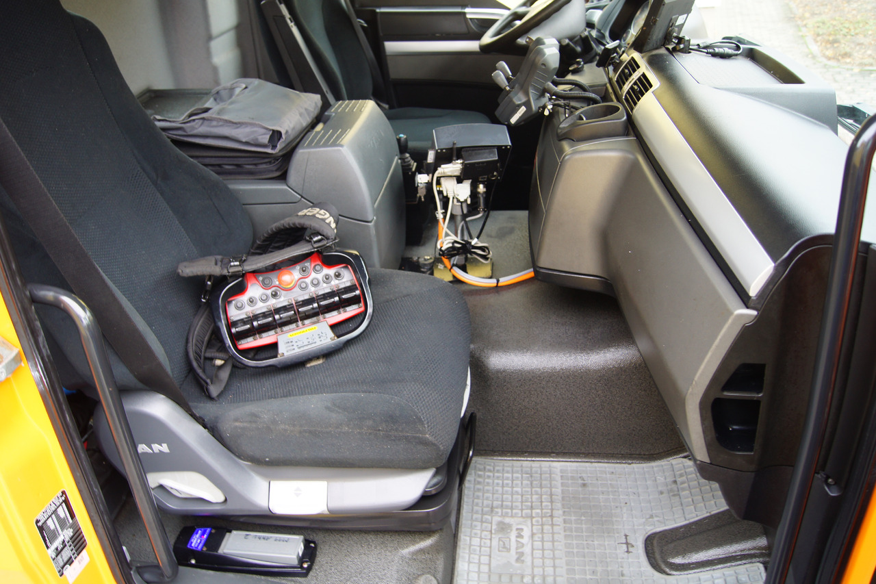 Vozilo za čišćenje snega MAN TGS 28.400 BL 6x4-4/TÜV/PK12002/PALIFT/Winterdienst/Salzstreuer/Streuer/Schneepflug: slika 10 Vozilo za čišćenje snega MAN TGS 28.400 BL 6x4-4/TÜV/PK12002/PALIFT/Winterdienst/Salzstreuer/Streuer/Schneepflug: slika 10