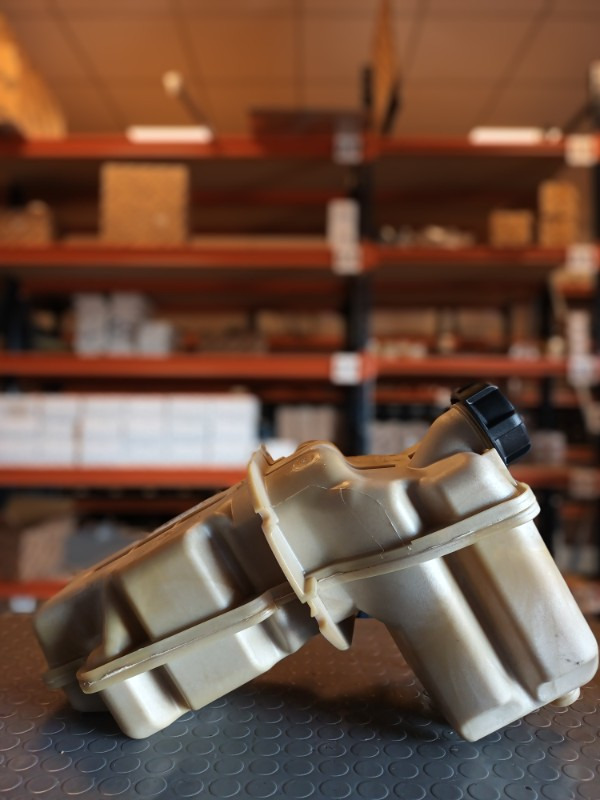 SCANIA EXPANSION TANK - 2401669 - Ekspanziona posuda za Kamion: slika 1 SCANIA EXPANSION TANK - 2401669 - Ekspanziona posuda za Kamion: slika 1