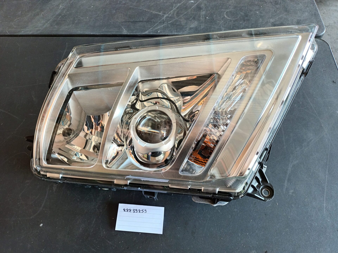 VOLVO HEADLAMP 22239253 - Prednja svetla za Kamion: slika 2 VOLVO HEADLAMP 22239253 - Prednja svetla za Kamion: slika 2