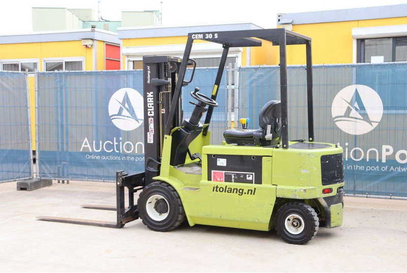 Clark CEM 30S - Električni viljuškar: slika 3 Clark CEM 30S - Električni viljuškar: slika 3