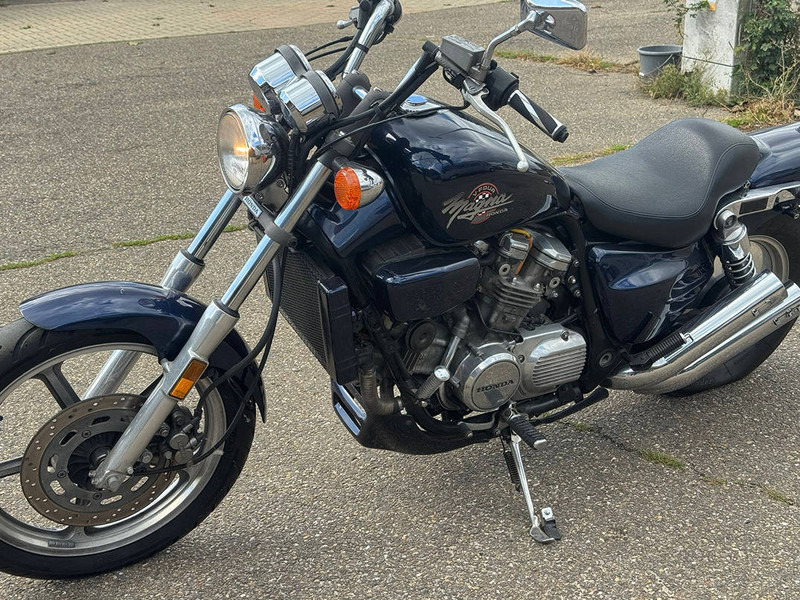 Honda Magna VF750C - Motocikl: slika 1 Honda Magna VF750C - Motocikl: slika 1