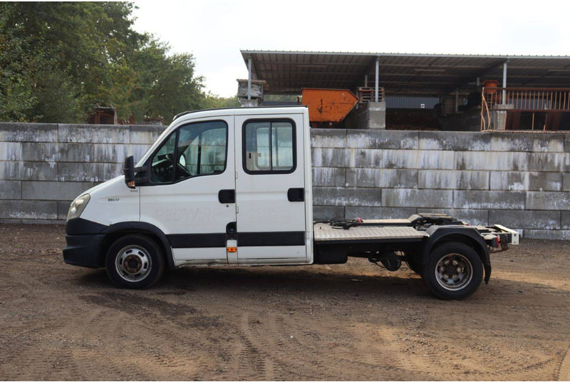 Iveco Daily 35C17 35C17 - Kamion sa zatvorenim sandukom: slika 2 Iveco Daily 35C17 35C17 - Kamion sa zatvorenim sandukom: slika 2