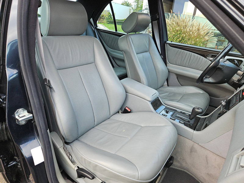 Limuzina Mercedes-Benz E-Klasse (W210) _ 300 D Automatic: slika 14