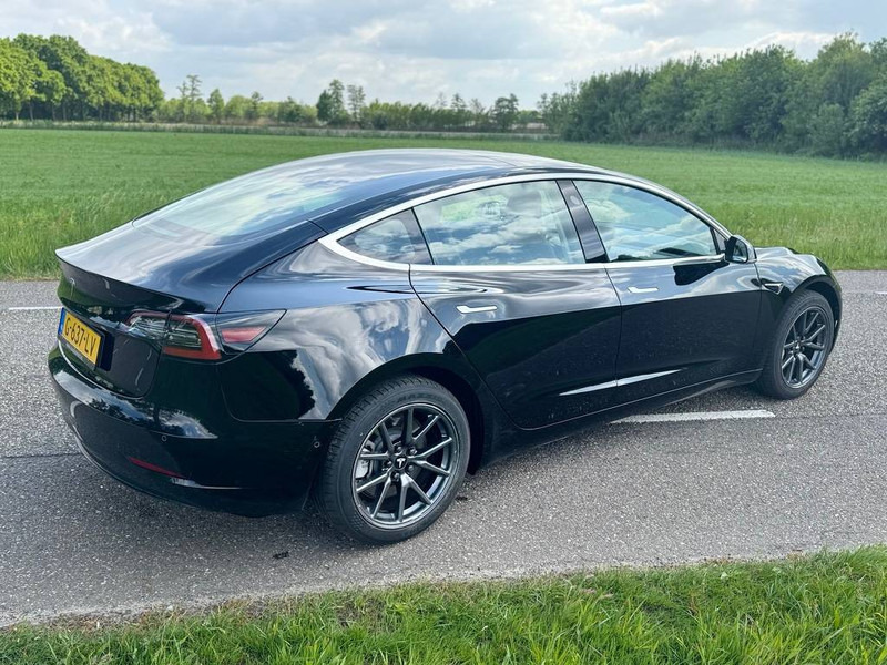 Limuzina Tesla Model 3: slika 7
