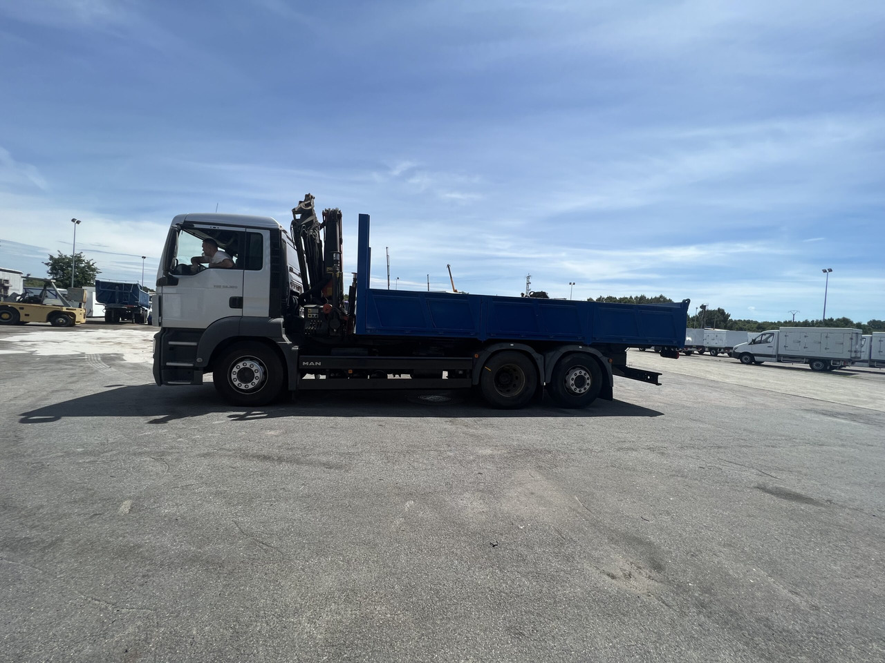 CAMION GRUA Y BASCULANTE MAN 26320 - Istovarivač, Kamion sa dizalicom: slika 3 CAMION GRUA Y BASCULANTE MAN 26320 - Istovarivač, Kamion sa dizalicom: slika 3