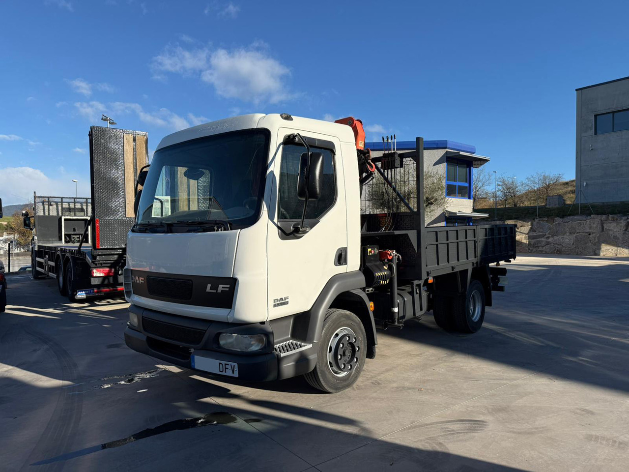 DAF LF FA 45.180 (Platform and Crane) - Kamion sa tovarnim sandukom, Kamion sa dizalicom: slika 1 DAF LF FA 45.180 (Platform and Crane) - Kamion sa tovarnim sandukom, Kamion sa dizalicom: slika 1