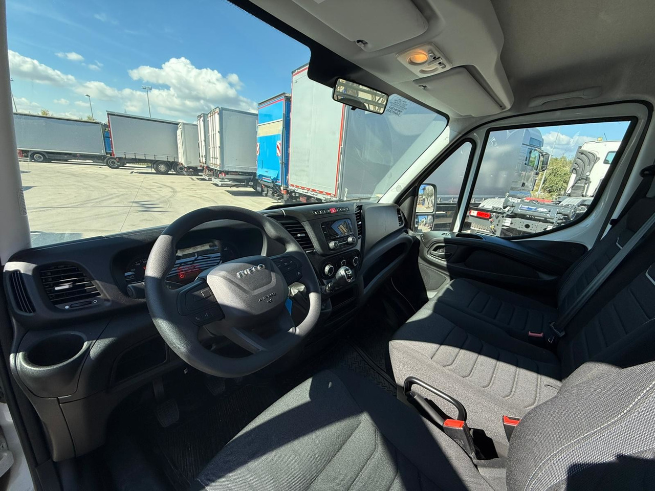 IVECO 35S16 Daily E6 (Open Box) - Dostavno vozilo s ravnom platformom: slika 5 IVECO 35S16 Daily E6 (Open Box) - Dostavno vozilo s ravnom platformom: slika 5