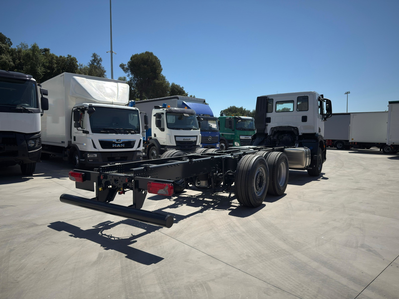 IVECO AD280X40 YPS ON X-WAY E6 (Chassis) - Kamion sa golom šasijom i zatvorenom kabinom: slika 4 IVECO AD280X40 YPS ON X-WAY E6 (Chassis) - Kamion sa golom šasijom i zatvorenom kabinom: slika 4