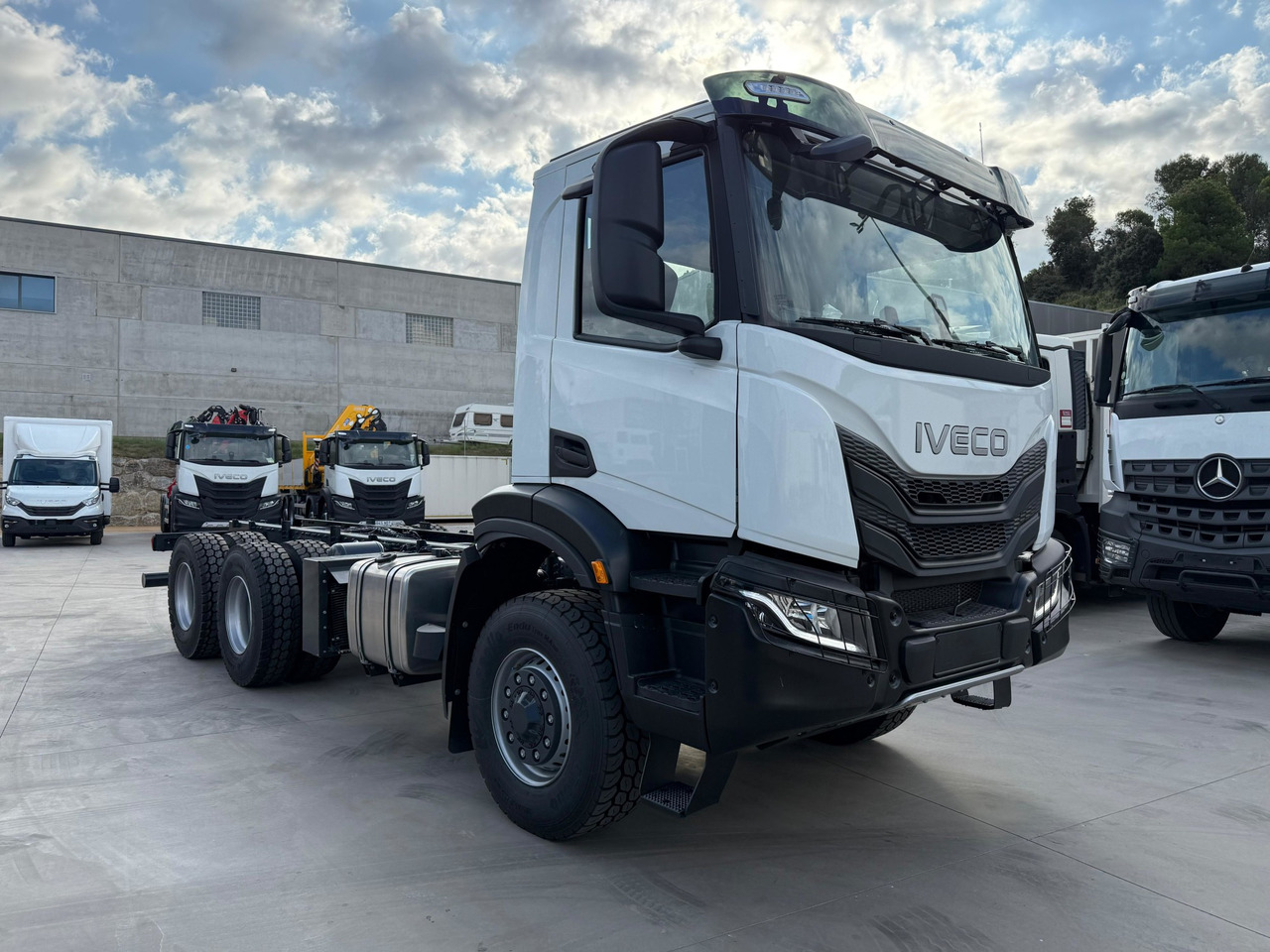 IVECO AD300X46Z OFF X-Way HI-TRACTION E6 (Chassis) - Kamion sa golom šasijom i zatvorenom kabinom: slika 2 IVECO AD300X46Z OFF X-Way HI-TRACTION E6 (Chassis) - Kamion sa golom šasijom i zatvorenom kabinom: slika 2