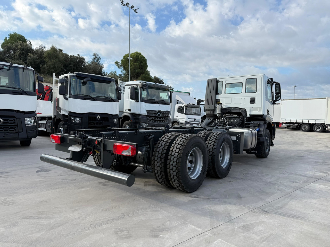 IVECO AD300X46Z OFF X-Way HI-TRACTION E6 (Chassis) - Kamion sa golom šasijom i zatvorenom kabinom: slika 4 IVECO AD300X46Z OFF X-Way HI-TRACTION E6 (Chassis) - Kamion sa golom šasijom i zatvorenom kabinom: slika 4