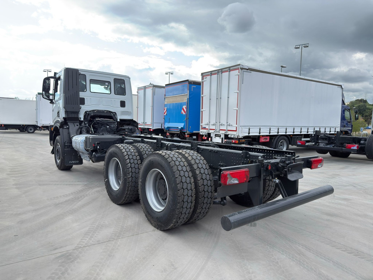 IVECO AD380T46 6x4 E6 (Chassis) - Kamion sa golom šasijom i zatvorenom kabinom: slika 5 IVECO AD380T46 6x4 E6 (Chassis) - Kamion sa golom šasijom i zatvorenom kabinom: slika 5