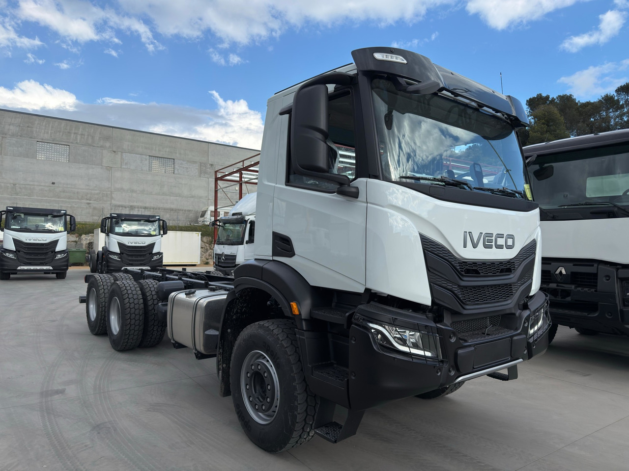 IVECO AD380T46 6x4 E6 (Chassis) - Kamion sa golom šasijom i zatvorenom kabinom: slika 2 IVECO AD380T46 6x4 E6 (Chassis) - Kamion sa golom šasijom i zatvorenom kabinom: slika 2