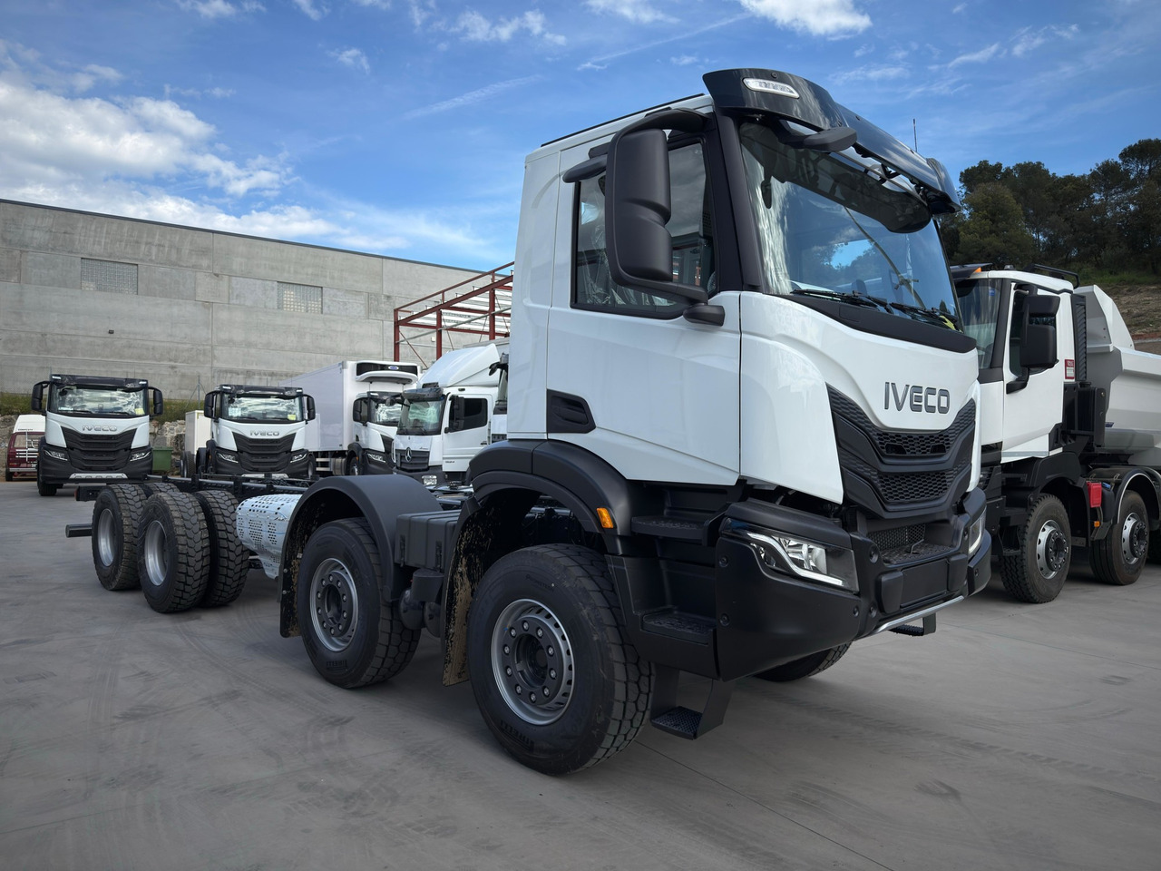 IVECO AD410T50 T-WAY 8x4 E6 (Chassis) - Kamion sa golom šasijom i zatvorenom kabinom: slika 2 IVECO AD410T50 T-WAY 8x4 E6 (Chassis) - Kamion sa golom šasijom i zatvorenom kabinom: slika 2
