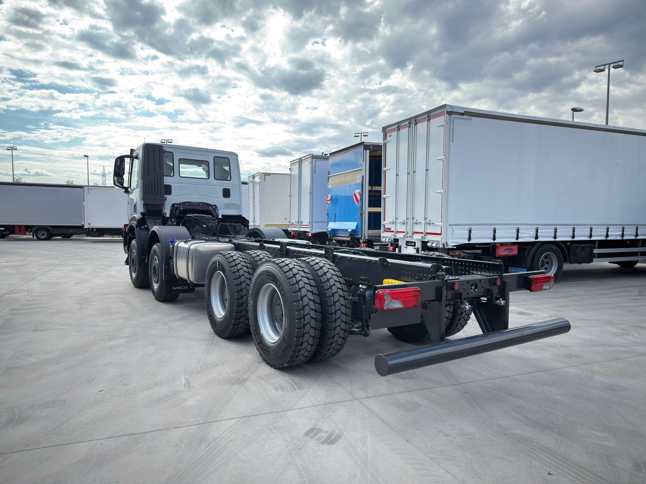 IVECO AD410T50 T-WAY 8x4 E6 (Chassis) - Kamion sa golom šasijom i zatvorenom kabinom: slika 4 IVECO AD410T50 T-WAY 8x4 E6 (Chassis) - Kamion sa golom šasijom i zatvorenom kabinom: slika 4