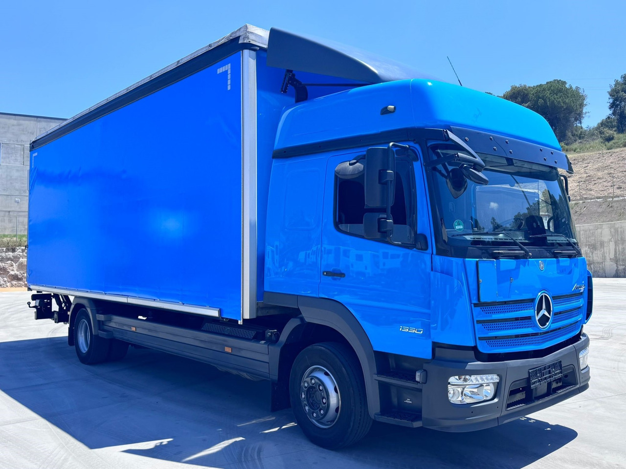 MERCEDES BENZ 13.30L Atego E6 (Tauliner) - Kamion sa ceradom: slika 2 MERCEDES BENZ 13.30L Atego E6 (Tauliner) - Kamion sa ceradom: slika 2