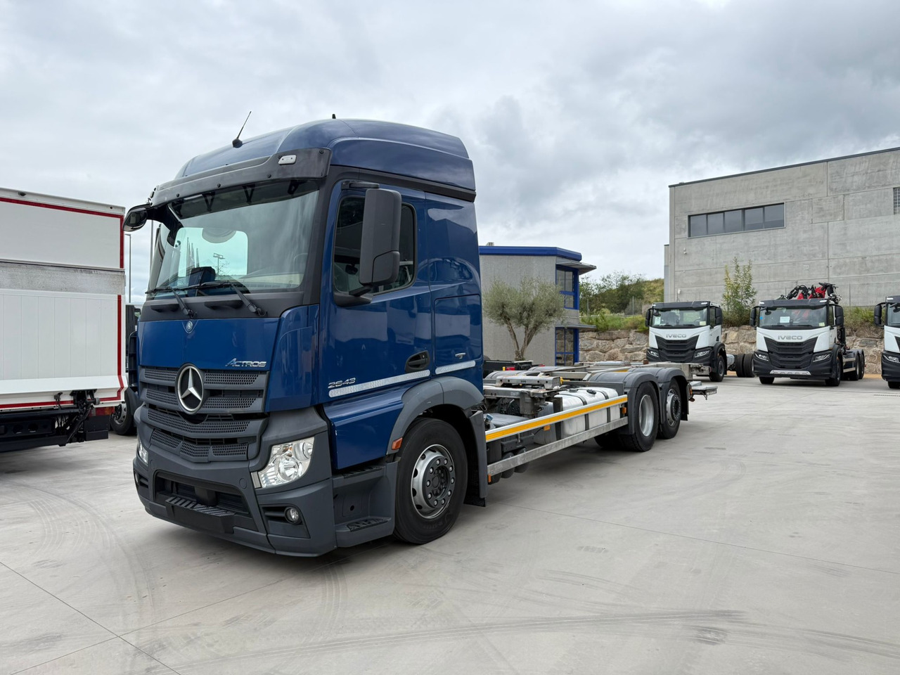 MERCEDES BENZ 25.43L Actros E6 (Chassis) - Kamion sa golom šasijom i zatvorenom kabinom: slika 1 MERCEDES BENZ 25.43L Actros E6 (Chassis) - Kamion sa golom šasijom i zatvorenom kabinom: slika 1