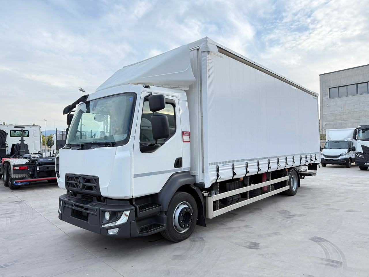 RENAULT D12.240 E6 (Tauliner) - Kamion sa ceradom: slika 1 RENAULT D12.240 E6 (Tauliner) - Kamion sa ceradom: slika 1