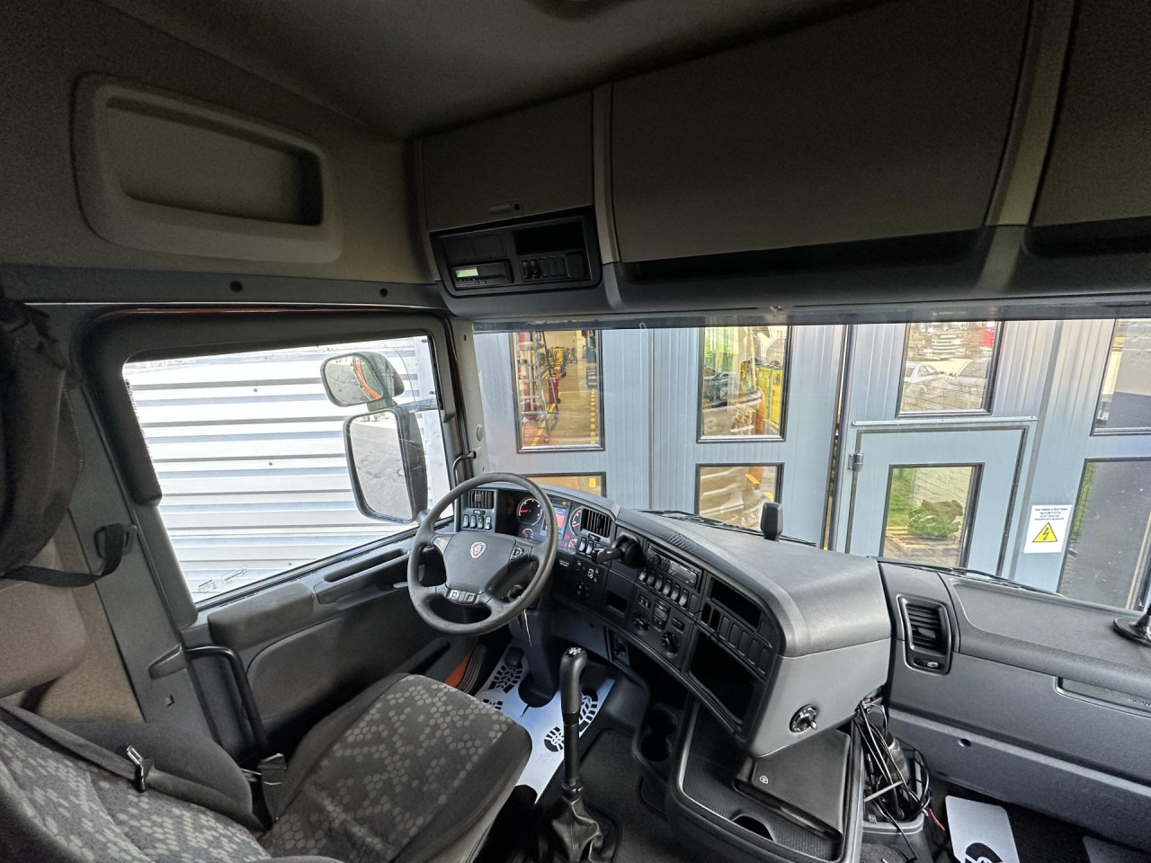 Kamion sa golom šasijom i zatvorenom kabinom SCANIA R 450 CB6x4HHZ: slika 9 Kamion sa golom šasijom i zatvorenom kabinom SCANIA R 450 CB6x4HHZ: slika 9