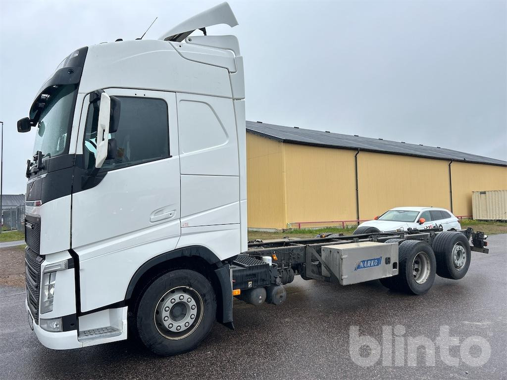 VOLVO FH 6x2 - Kamion sa golom šasijom i zatvorenom kabinom: slika 1 VOLVO FH 6x2 - Kamion sa golom šasijom i zatvorenom kabinom: slika 1