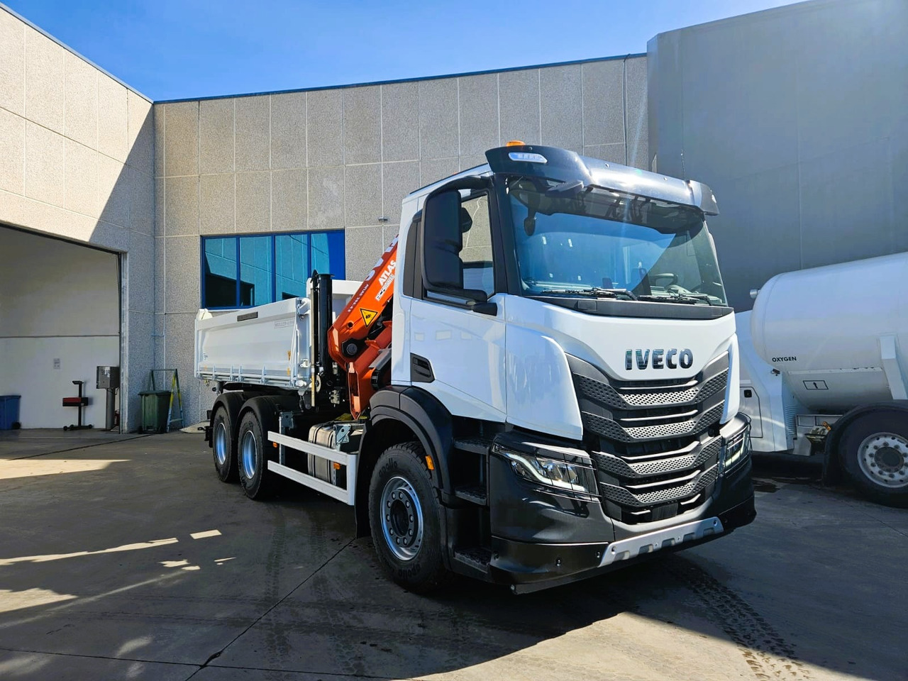 Iveco - Kamion sa tovarnim sandukom, Kamion sa dizalicom: slika 2 Iveco - Kamion sa tovarnim sandukom, Kamion sa dizalicom: slika 2