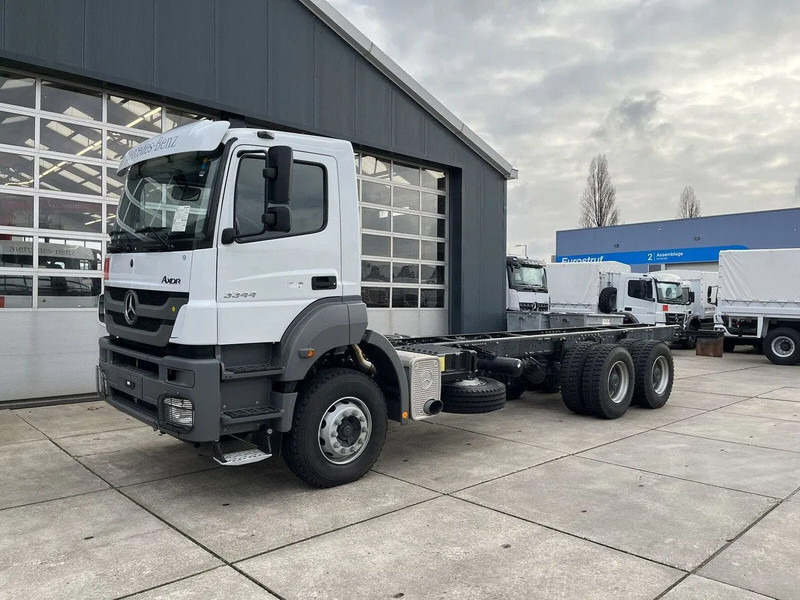 Mercedes-Benz Axor 3344 6x4 Chassis Cabin - Kamion sa golom šasijom i zatvorenom kabinom: slika 1 Mercedes-Benz Axor 3344 6x4 Chassis Cabin - Kamion sa golom šasijom i zatvorenom kabinom: slika 1
