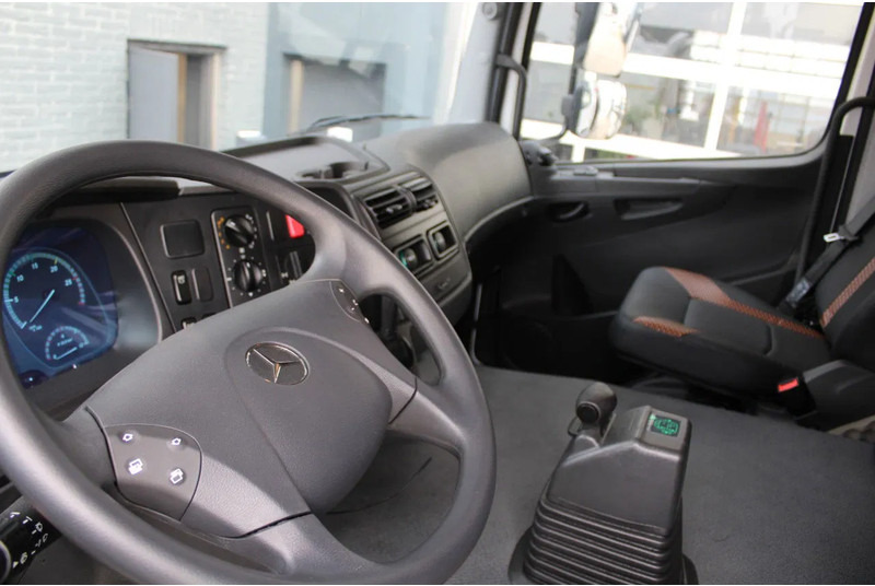 Interior photo 1: Novu Istovarivač Mercedes-Benz Axor 3344 K 6x4 Tipper Truck